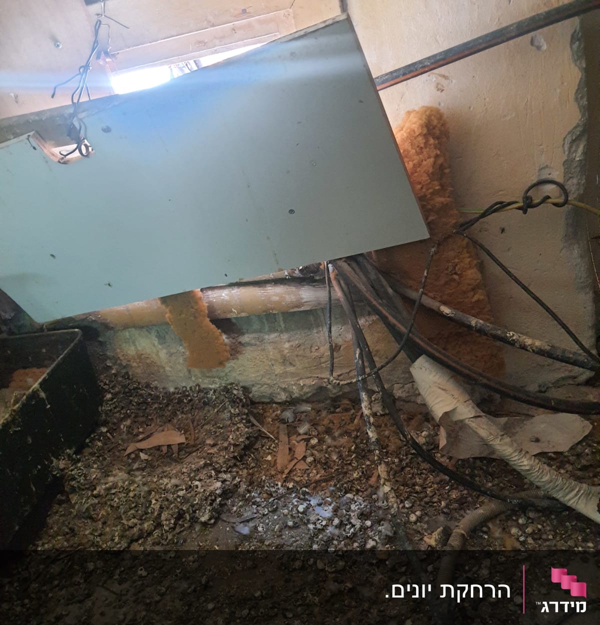 לוח מתכת, חוטים, לכלוך על הרצפה, קיר מתקלף